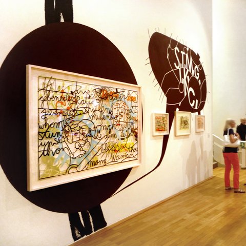 Städtische Galerie Neunkirchen, Raumzeichnung, Acryl und Klebebänder, überlagert von Arbeiten aus der Reihe „Coverschnitte“, 2018, Foto © Jörg Mandernach