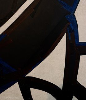 Samurosto, Raumzeichnung aus Kartonschnitten und Klebebändern, überlagert von Arbeiten aus der Reihe „Coverschnitte“ und einem Tisch mit Monitor, Trickfilm. Stihl Galerie Waiblingen, 2018, Foto © Jörg Mandernach
